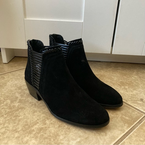 Ankle Boots / Booties in Black
Suede with design on sides from Vince Camuto - Picture 4 of 15